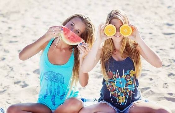 Surfcamp in Morocco. girls on the beach during a surflesson. Guests enjoy their surf holiday in Morocco!