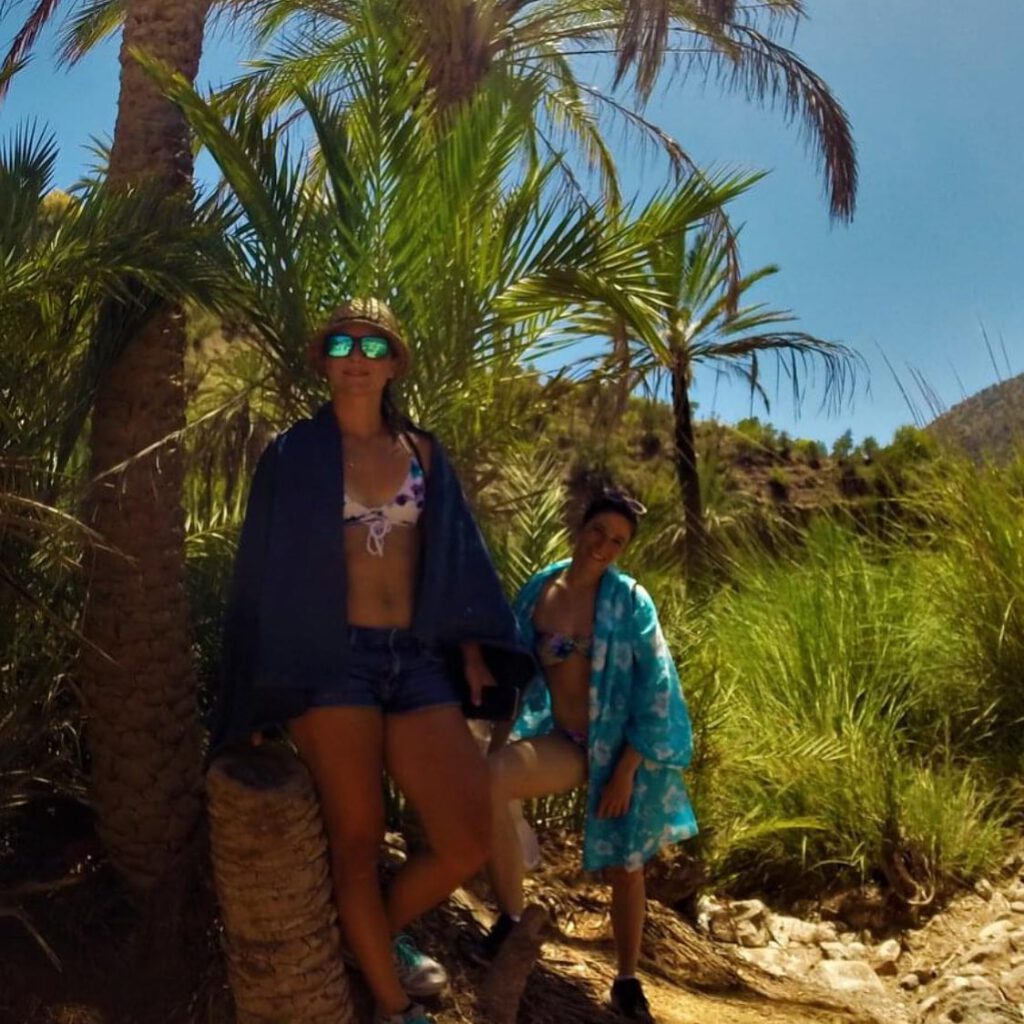 Cheap surfcamp morocco, a daytrip to paradise valley with 2 girls under palmtree
