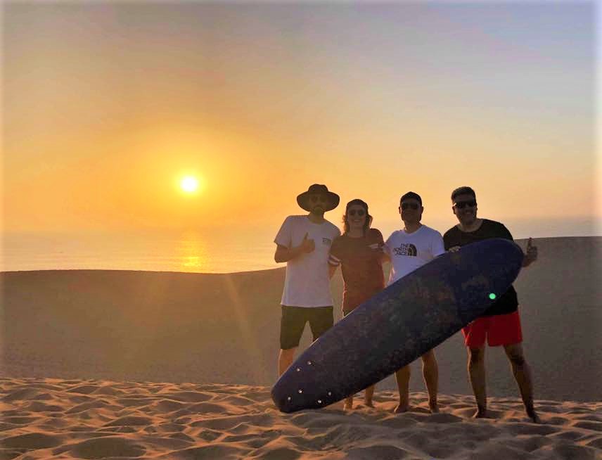Surf à Taghazout lors de vacances de surf avec le surfcamp au Maroc. Pendant le coucher du soleil