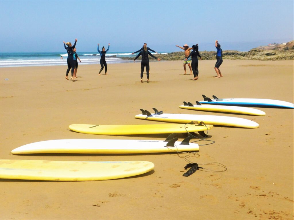 Surfundervisning i surflejren i Marokko Taghazout